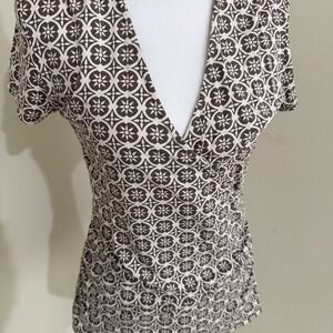 BODEN sz 10 Beige and white patterned Surplice wrap top Flutter Sleeve‎